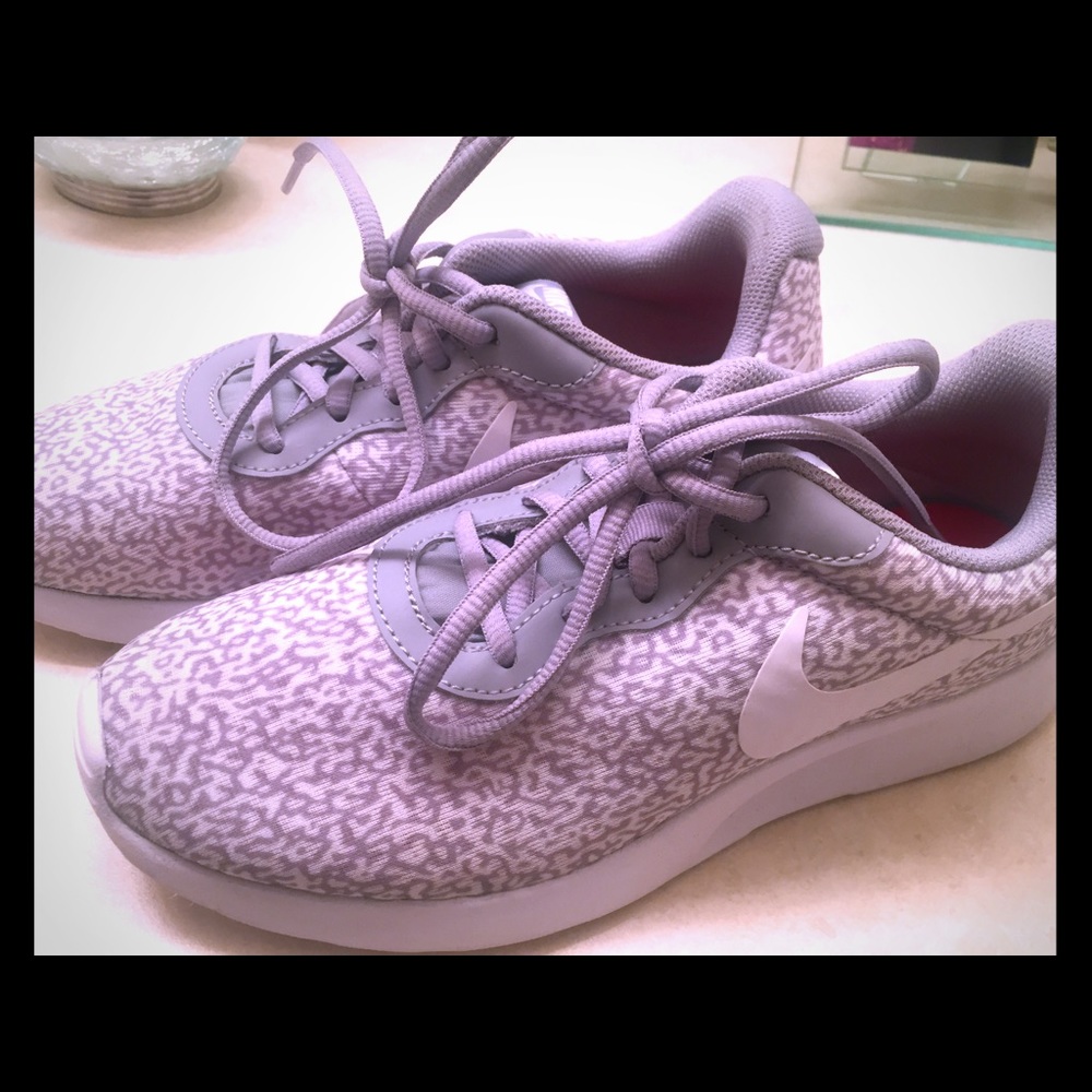 Women’s Nike Tanjun Pattern Sneakers - Sz 7.5